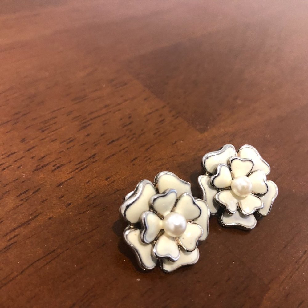 Vintage Silver Tone Cream Flower With Pearl Stud Earrings. - Picture 14 of 16